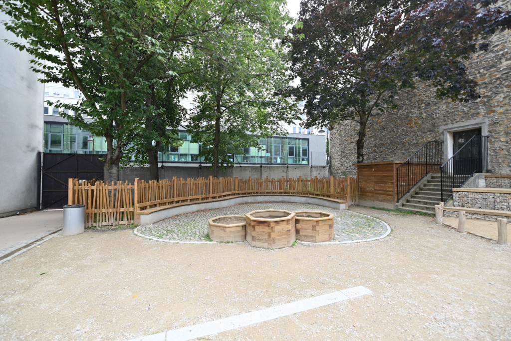 Poste d'observation et assise en bois autour du jardin de pluie
