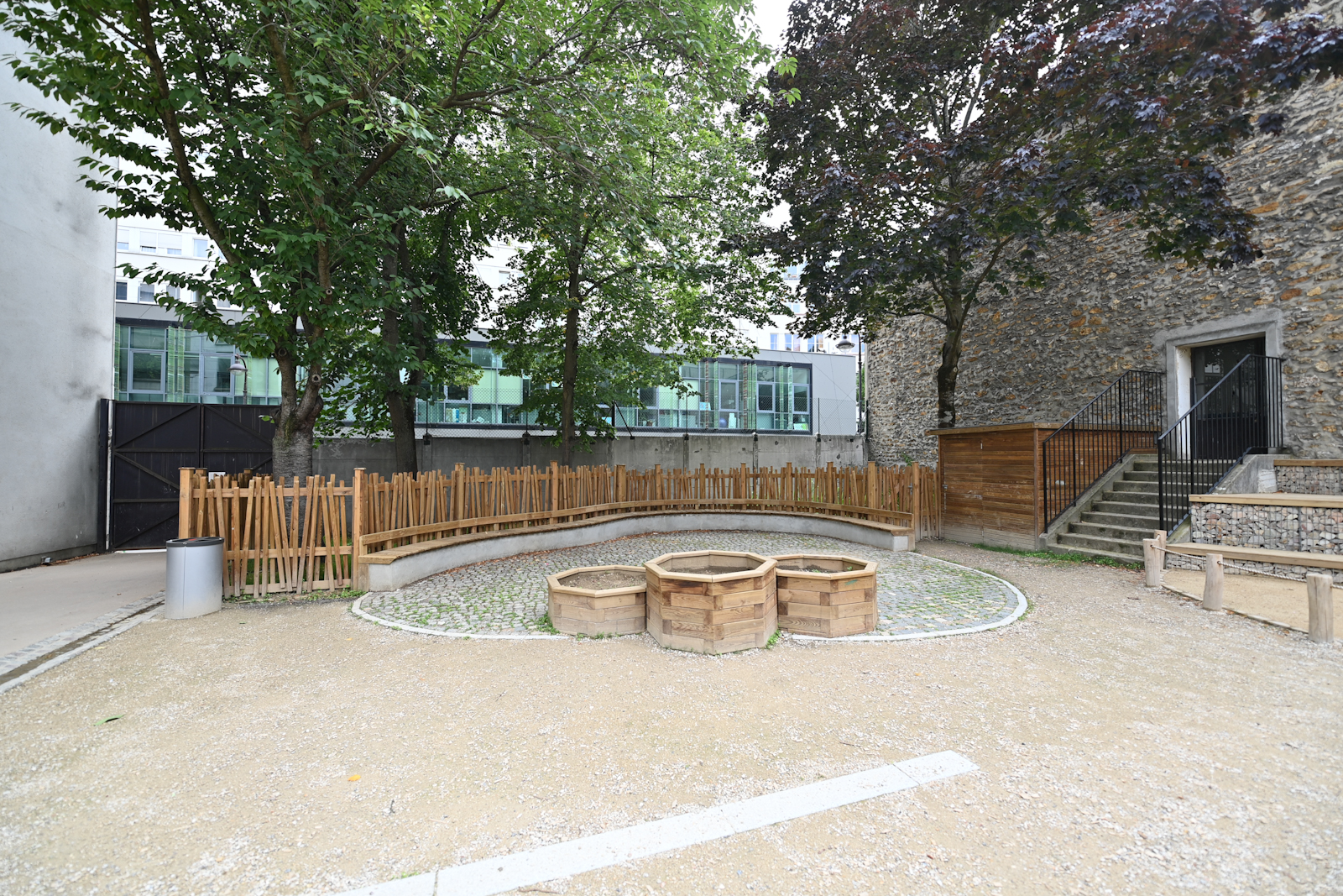 Poste d'observation et assise en bois autour du jardin de pluie