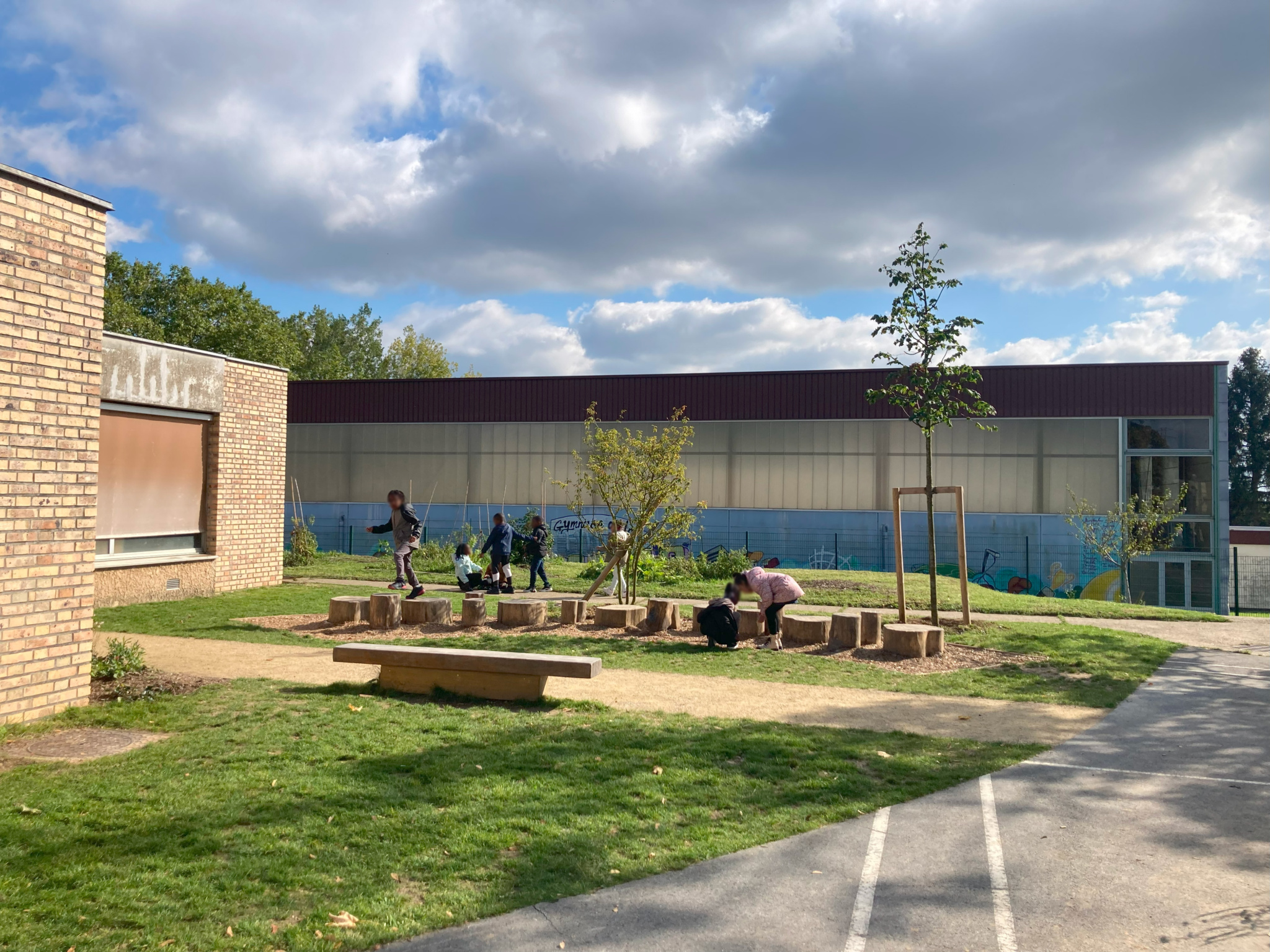 Rondins de bois pour des jeux d'équilibre ou pour s'asseoir durant la classe dehors 