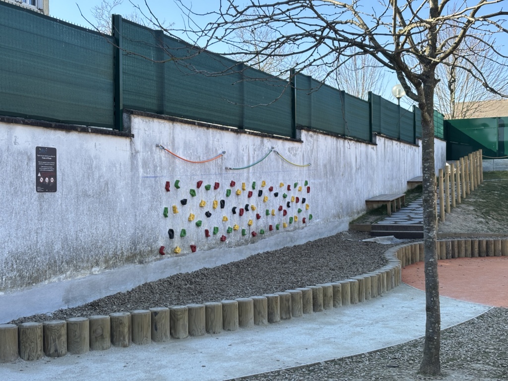Mur d'escalade et espace de copeaux surelevé