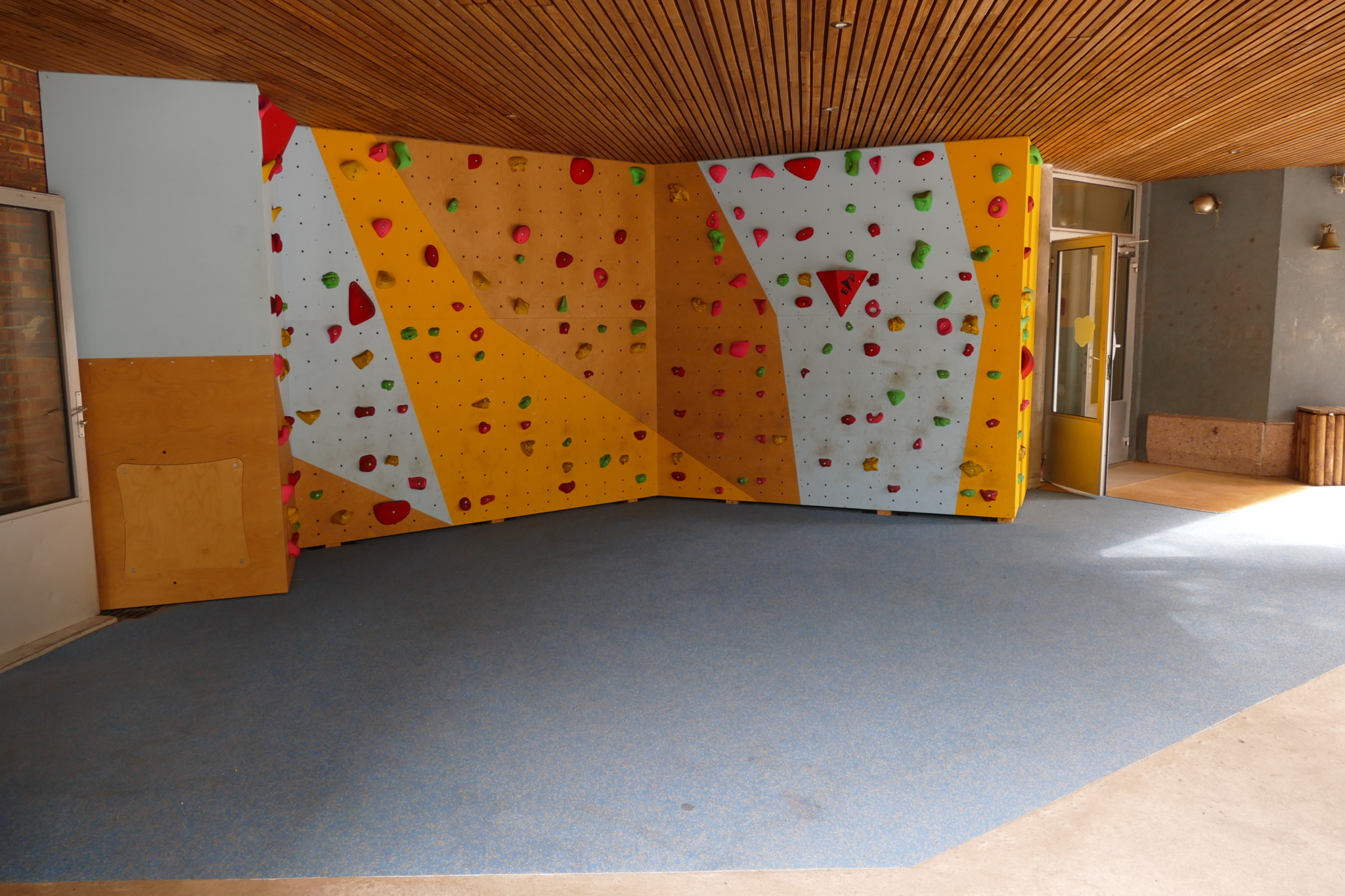 Un grand mur d'escalade a été installé dans la partie couverte de la cour ; il est utilisé pendant les récréations autant que pendant les cours d'EPS.