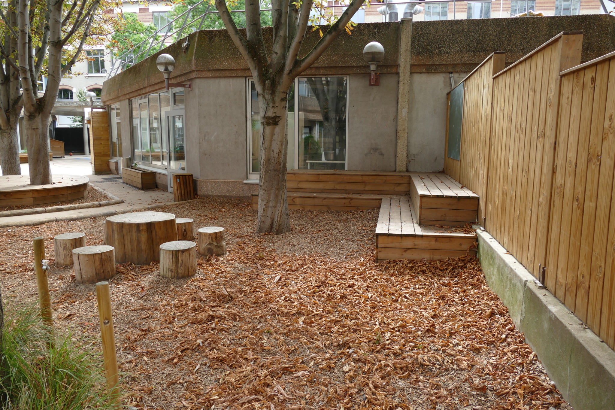 Un espace de regroupement, ainsi que des assises et tables, permettent de diversifier les activités et de faire classe dehors.