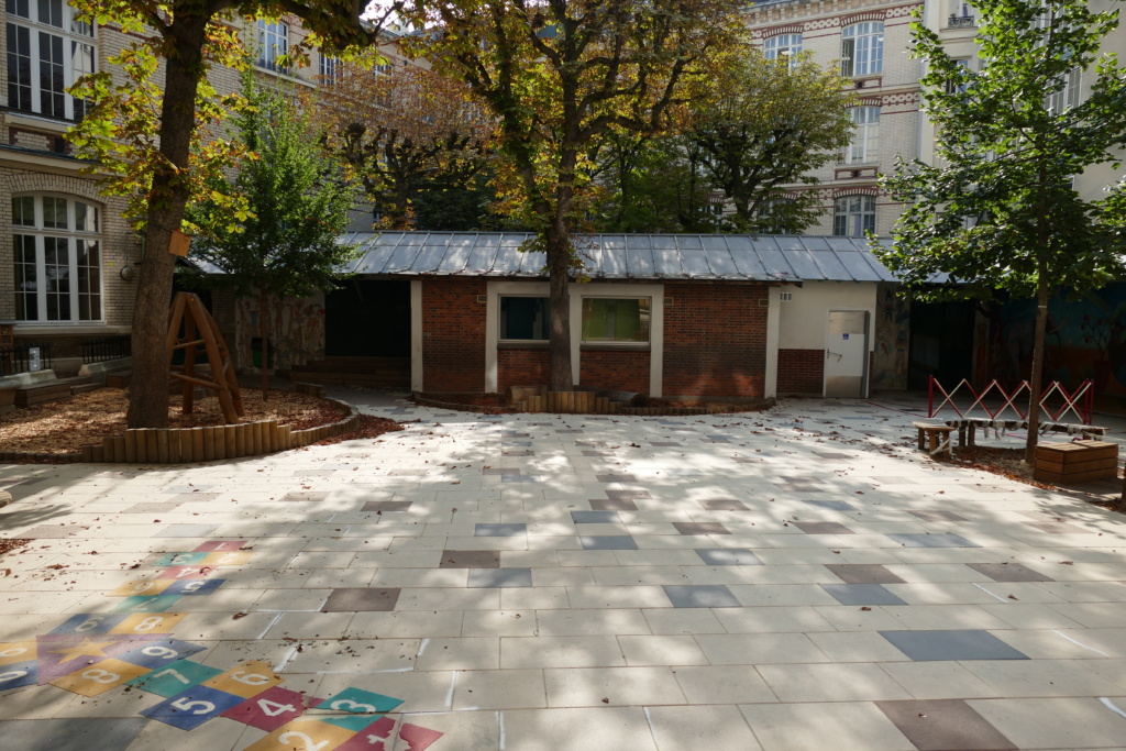 Vue générale de la cour
