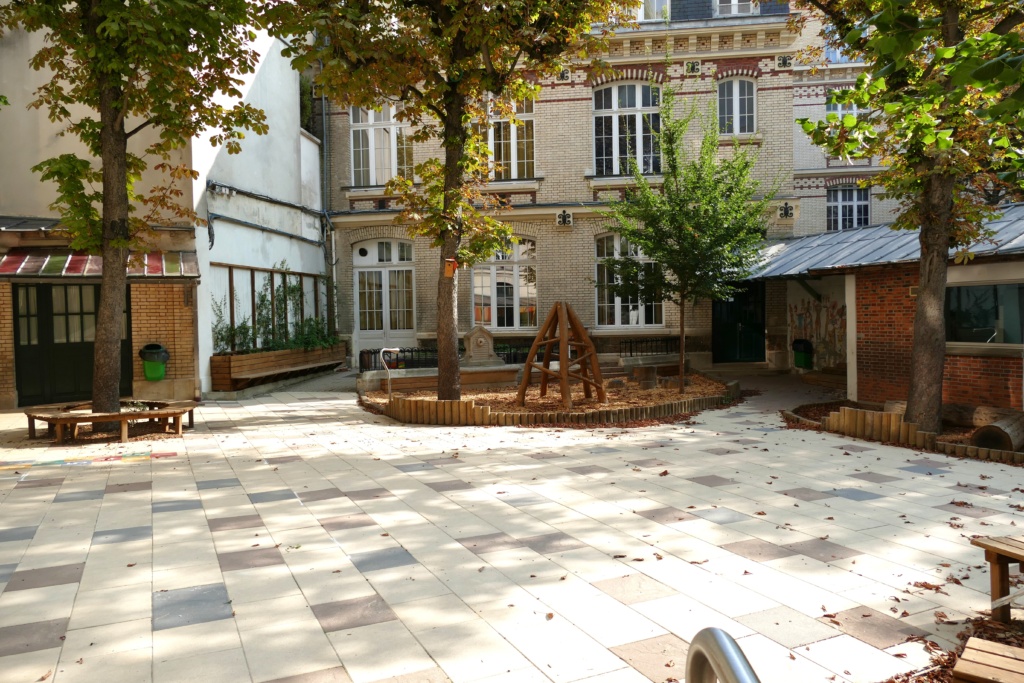 Vue générale de la cour