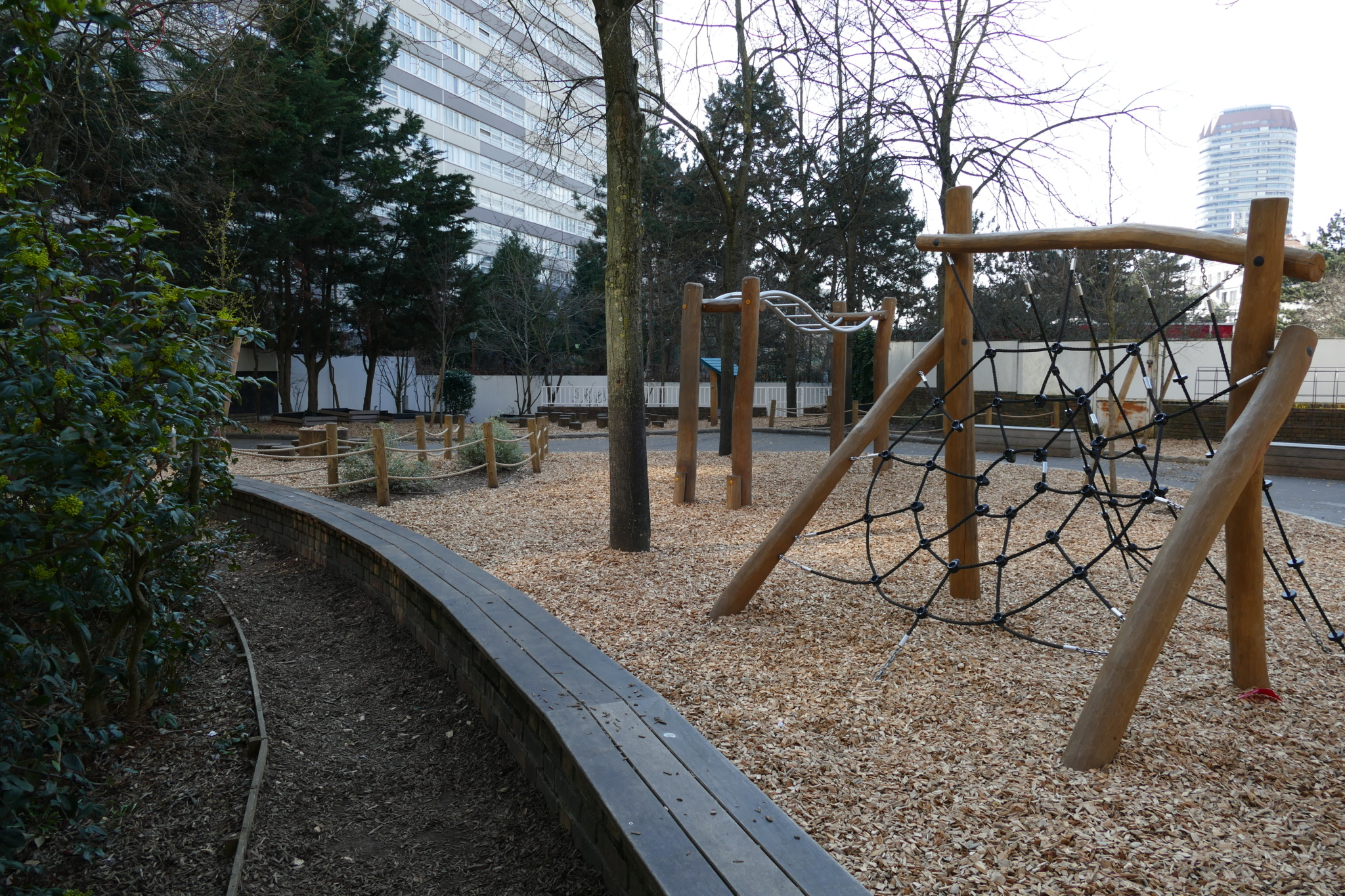 Assises en bois et jeu de grimpe