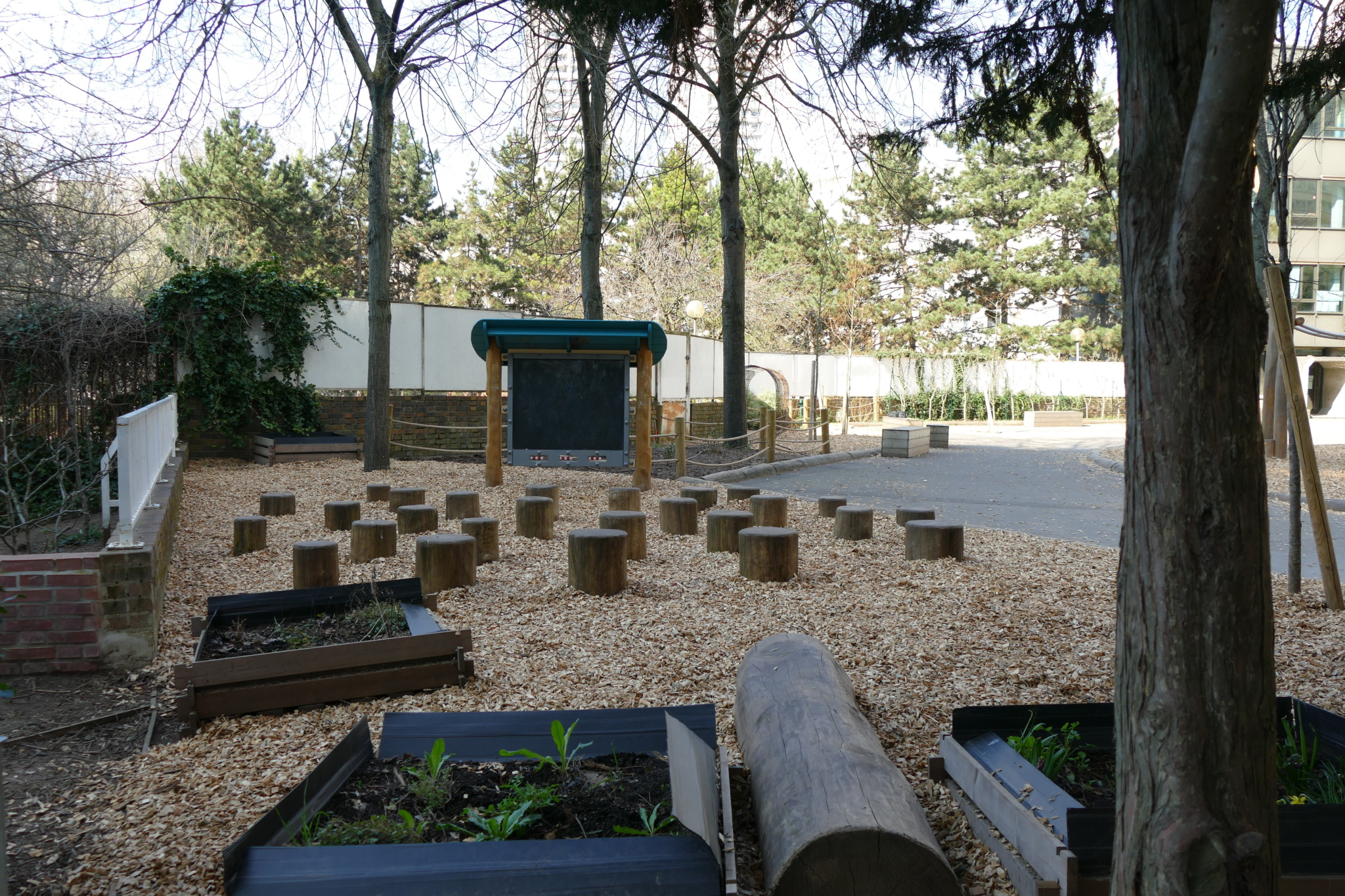 Bacs potagers et espace de classe dehors