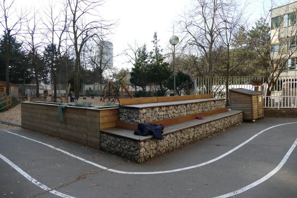 Amphithéâtre en platelage bois et en gabillons