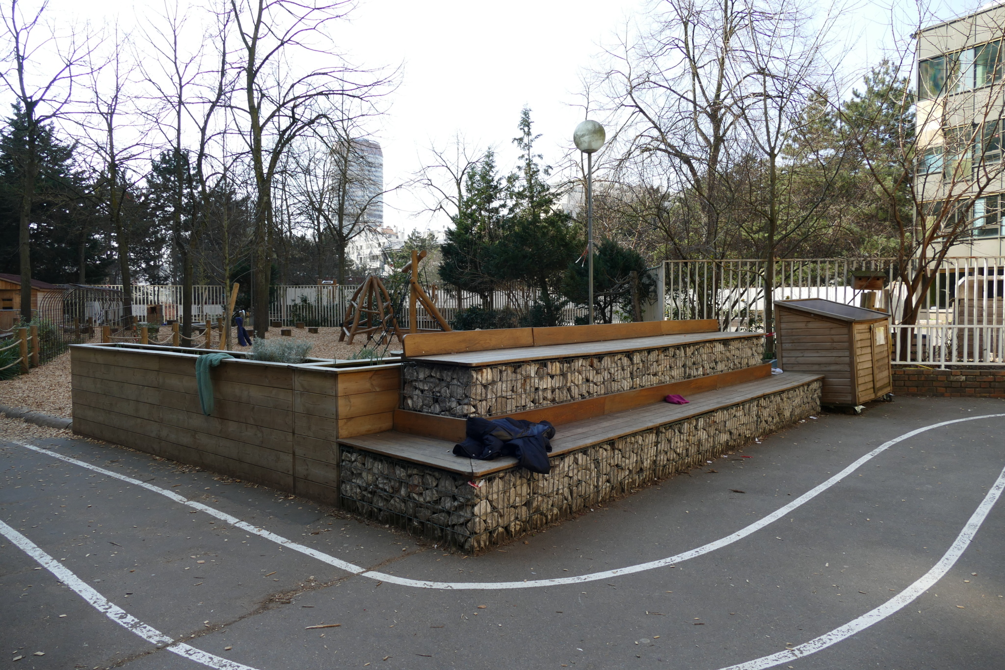 Amphithéâtre en platelage bois et en gabillons