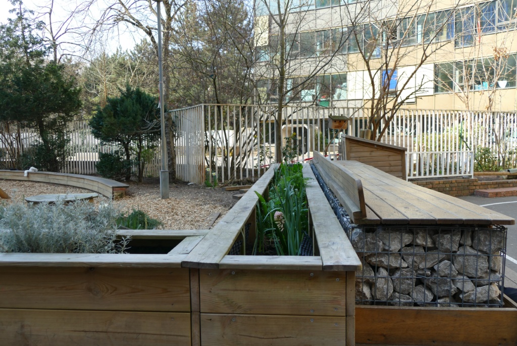 Long bac potager attenant à l'amphithéâtre
