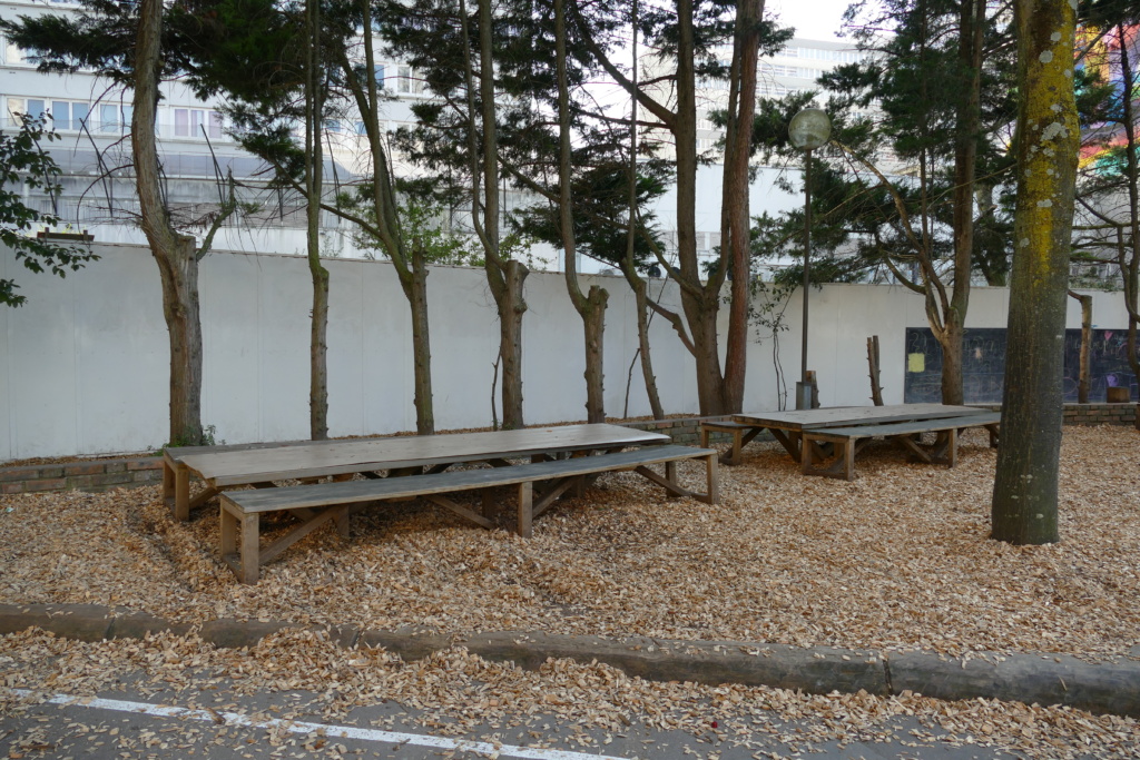 Tables et assises en bois