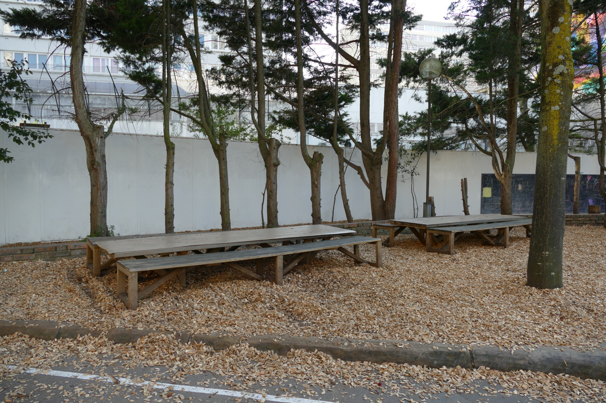 Tables et assises en bois