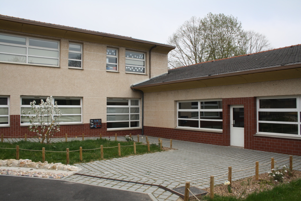 Espace calme en pavé enherbé et rivière pédagogique