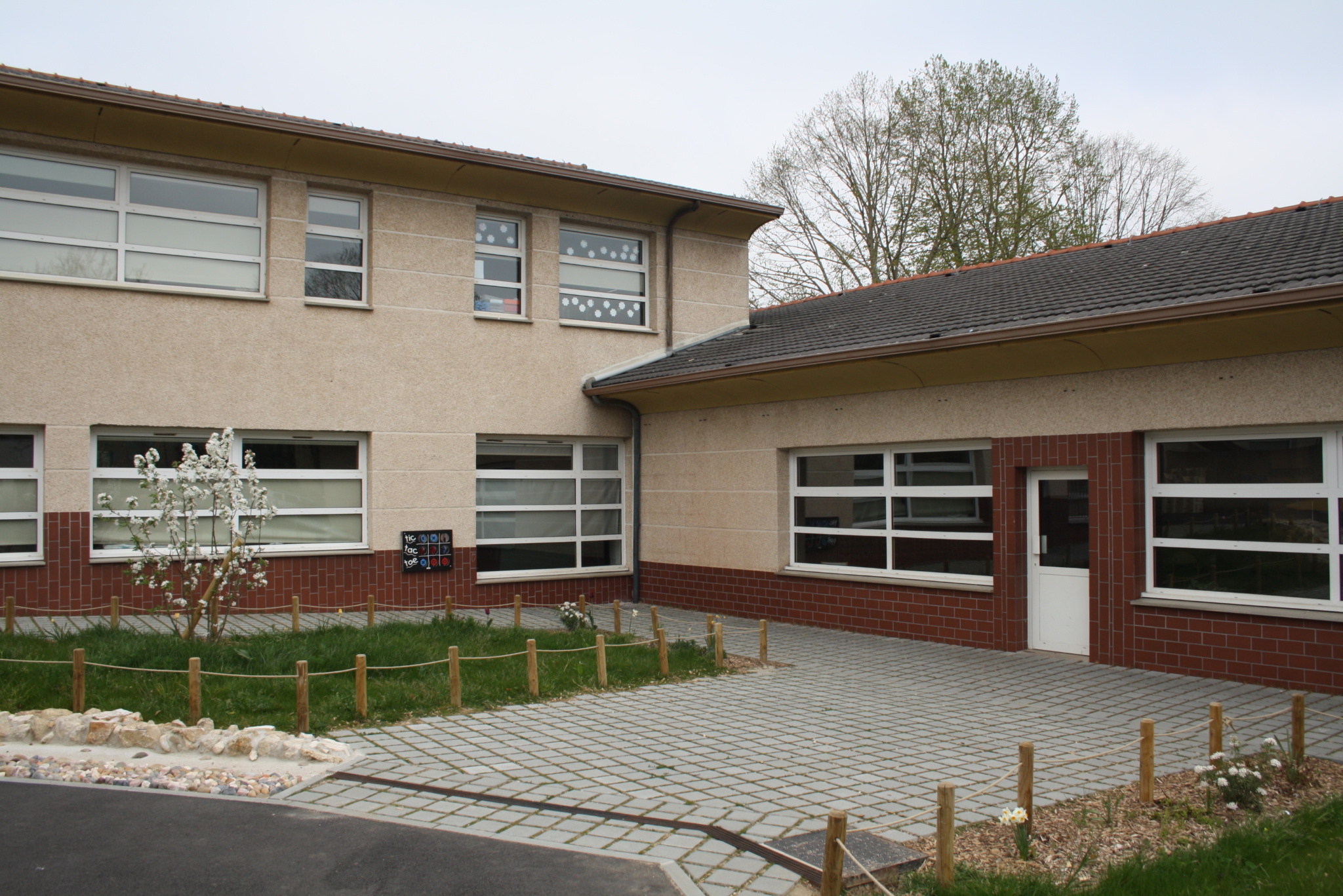 Espace calme en pavé enherbé et rivière pédagogique