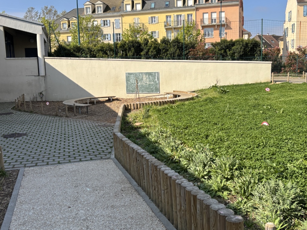 Espace classe dehors en contrebas d'une pente végétalisée