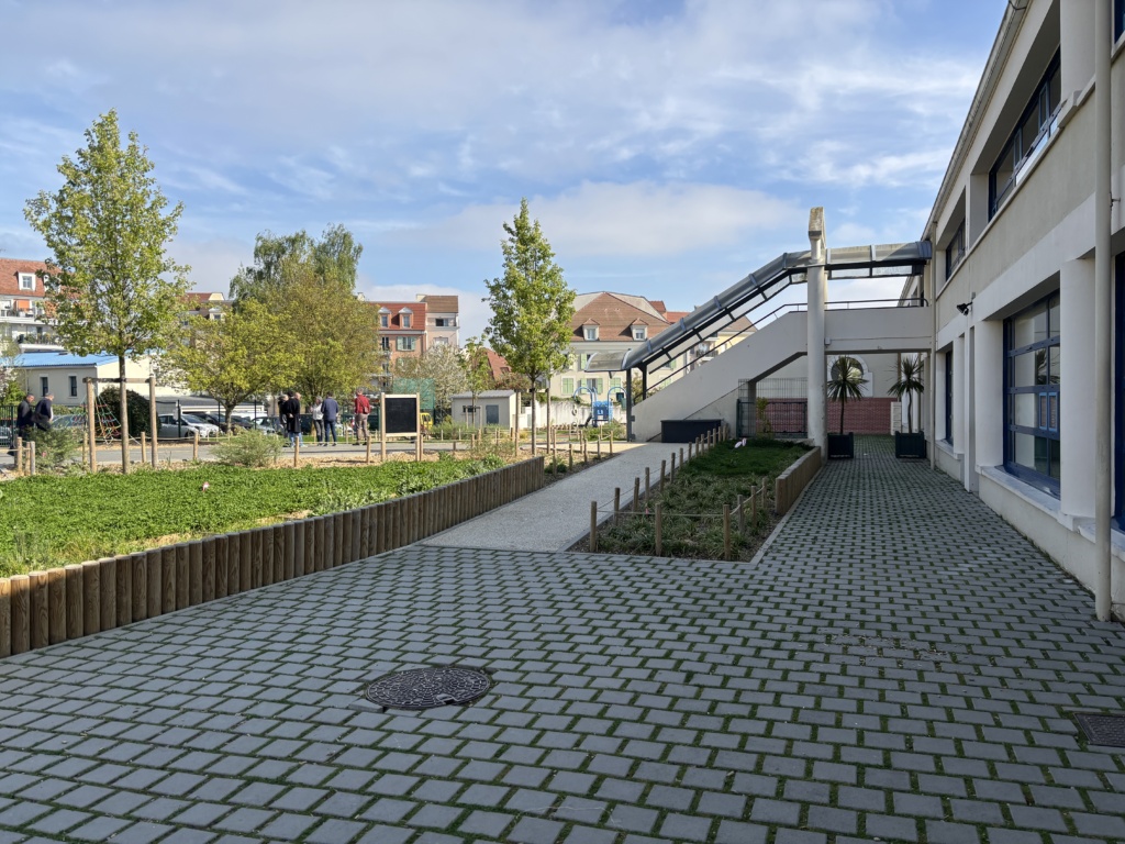 Gestion de la pente et espace pavé en enherbé le long de la façade