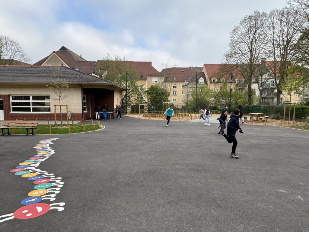 Vue générale de la cour du bas