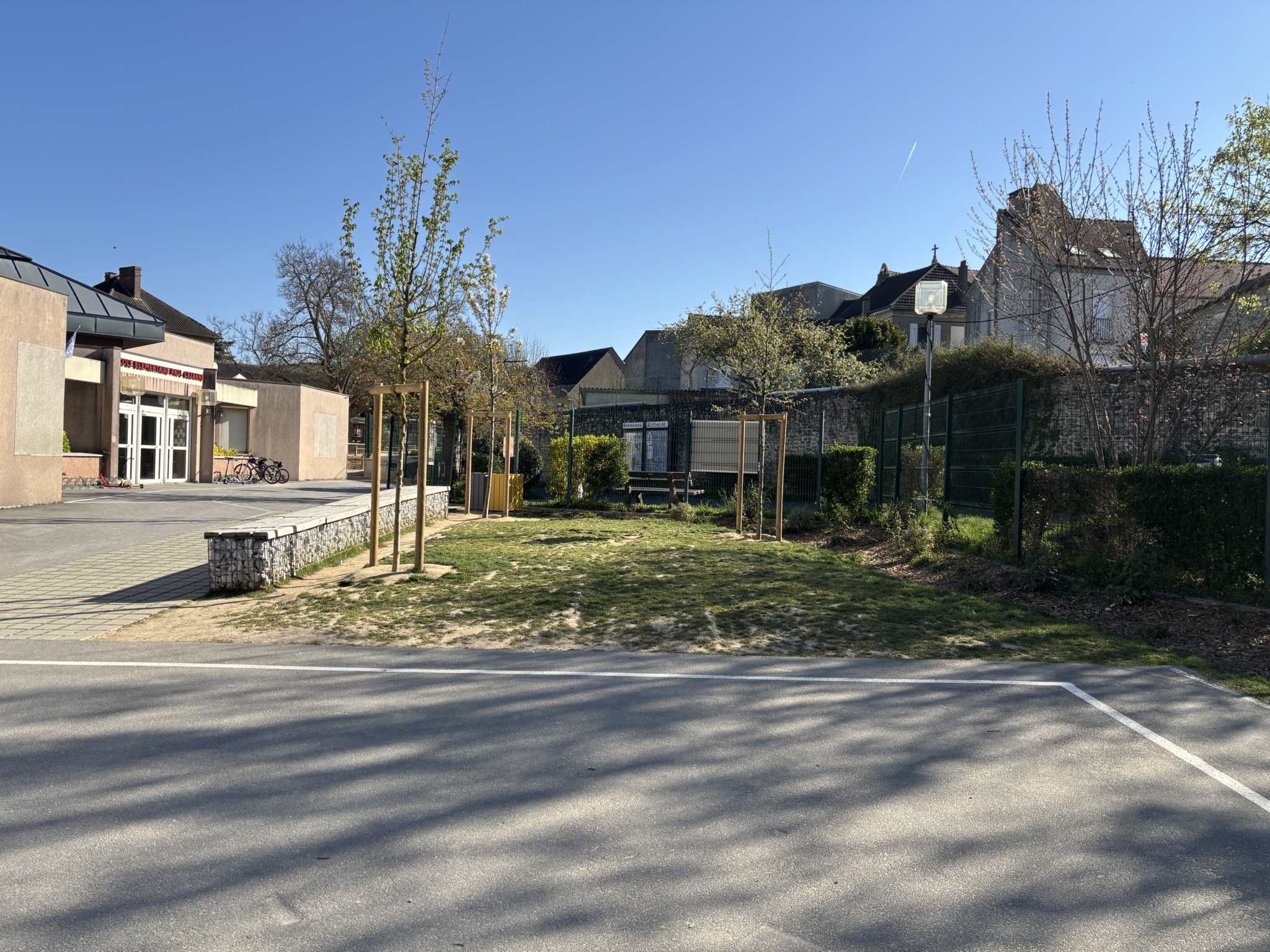 Banc en gabion, pavé et espace enherbé