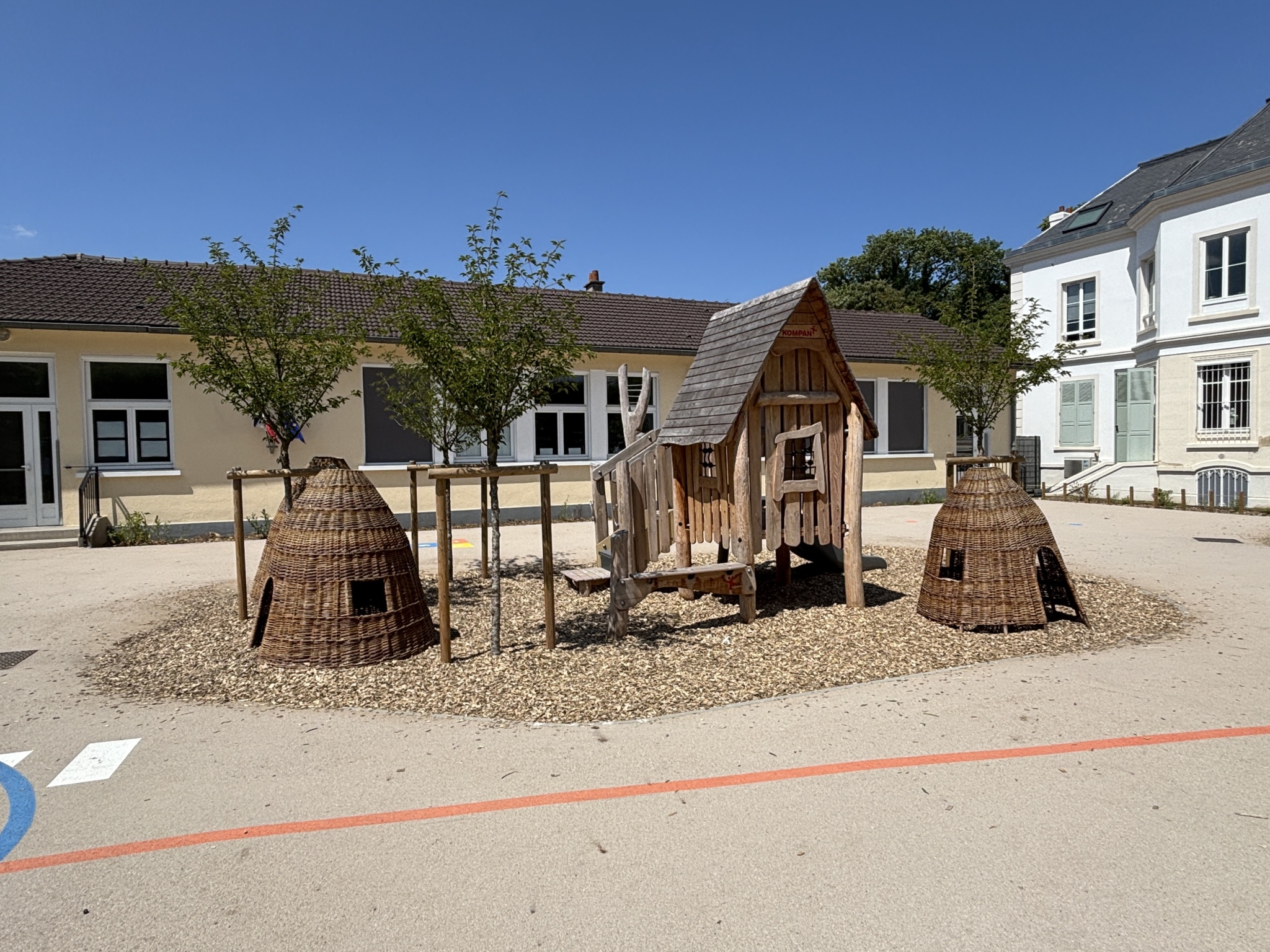 Ilot central avec structures de jeux et cabanes