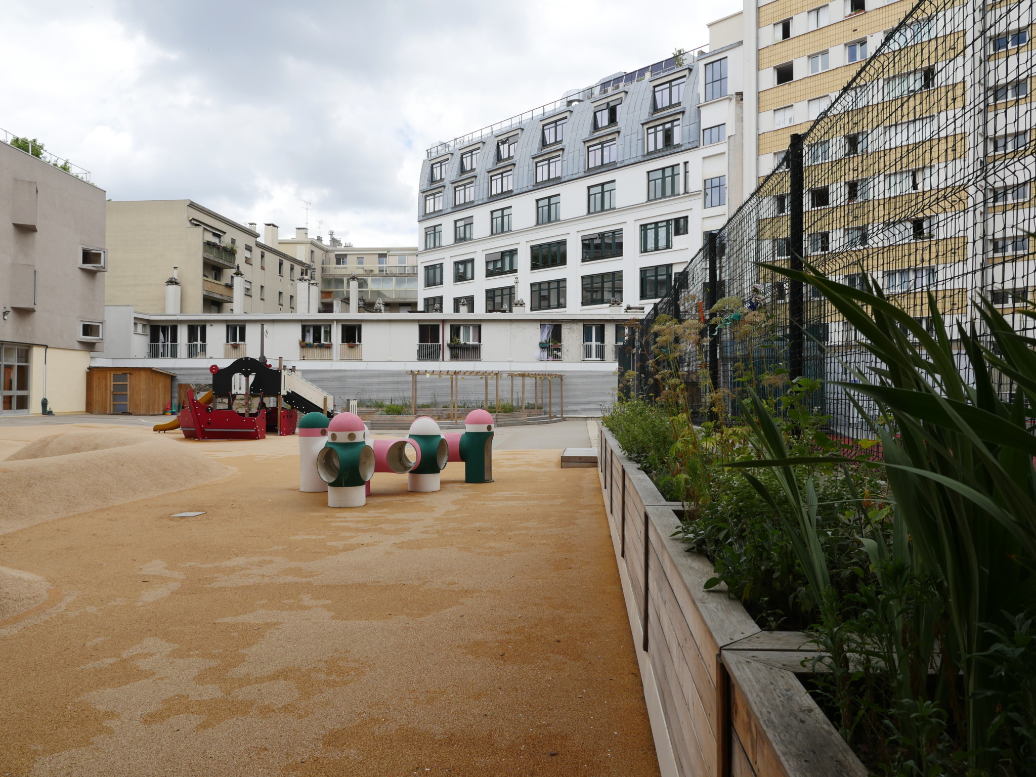 Jeux et jardinières plantées