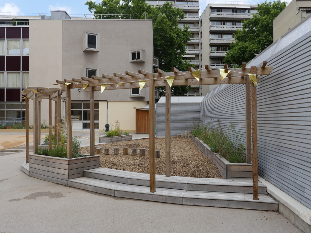 Zone de jeux d'équilibre avec jardinières plantées et pergola