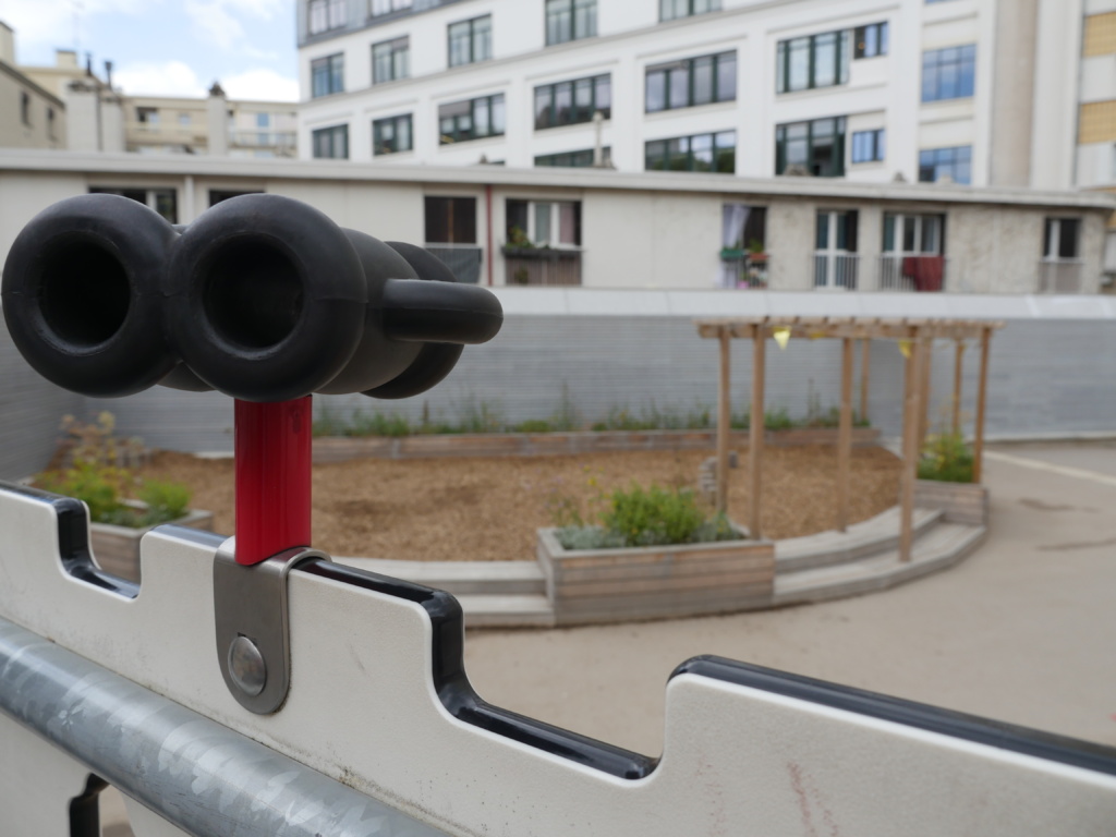 Vue sur la zone de jeux en copeaux de bois