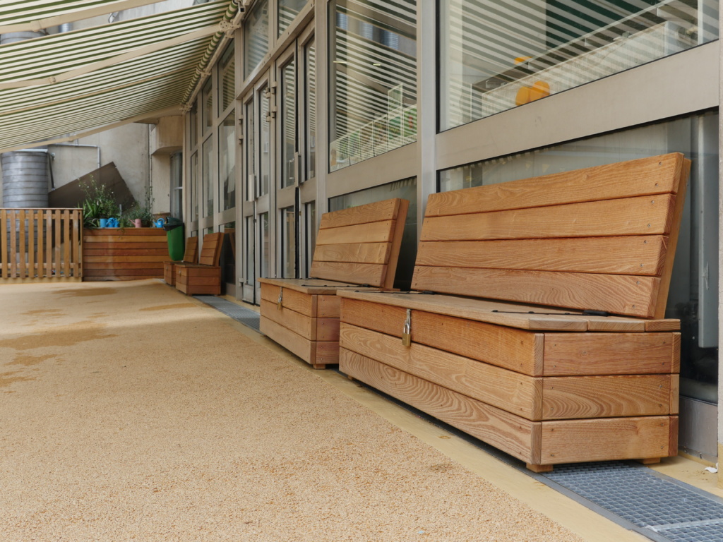 Bancs en bois avec rangements