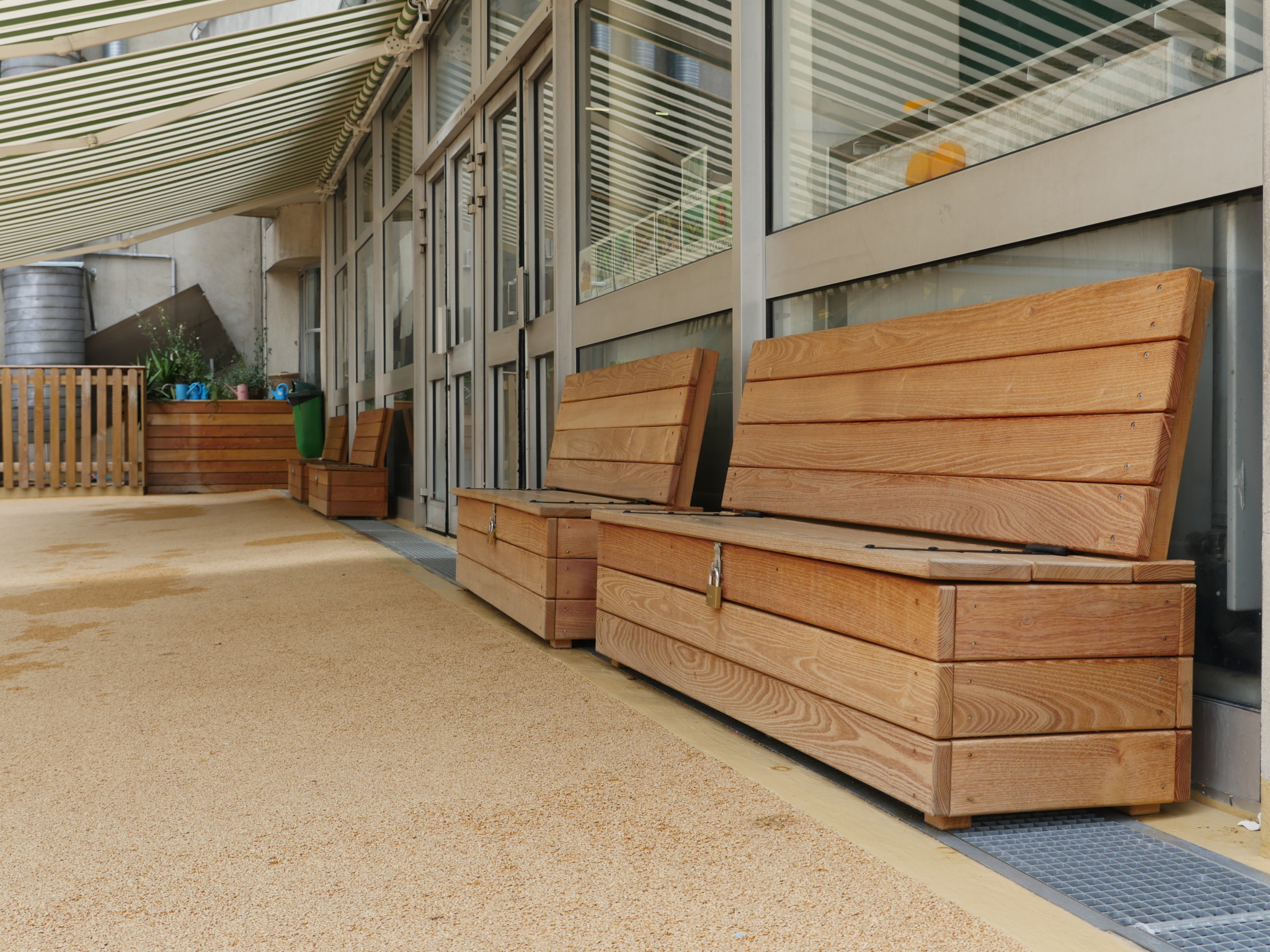 Bancs en bois avec rangements