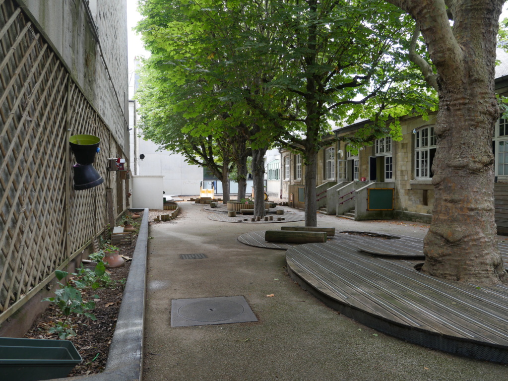 Aménagement de la cour avec platelage bois et jardinières