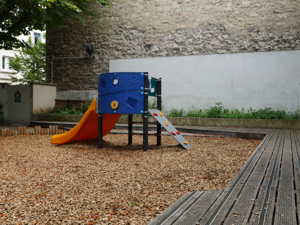 Zone de jeux dans les copeaux en bois