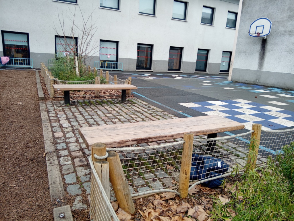 Banquettes sur pavés de réemploi et joints enherbés