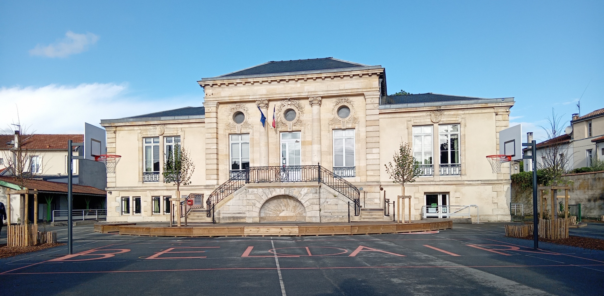 Vue de le la cour depuis l'entrée