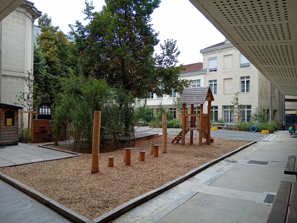 Cour maternelle. Aire de jeux sur copeaux. 3 cabanes en osier vivant