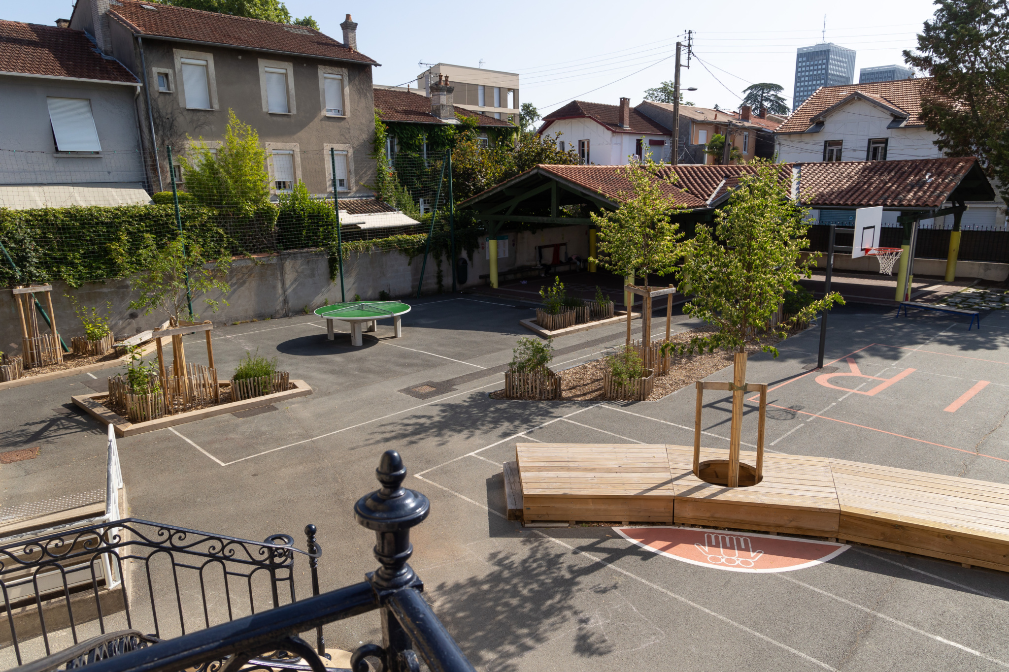 Vue gauche depuis le perron de l'école