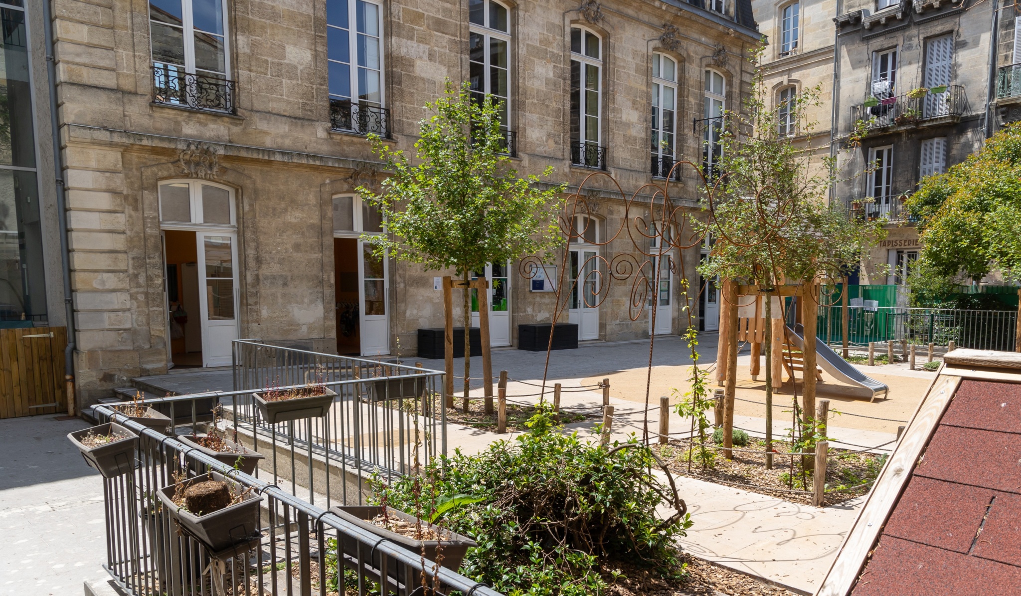 Vue d'une structure pour plantes grimpantes