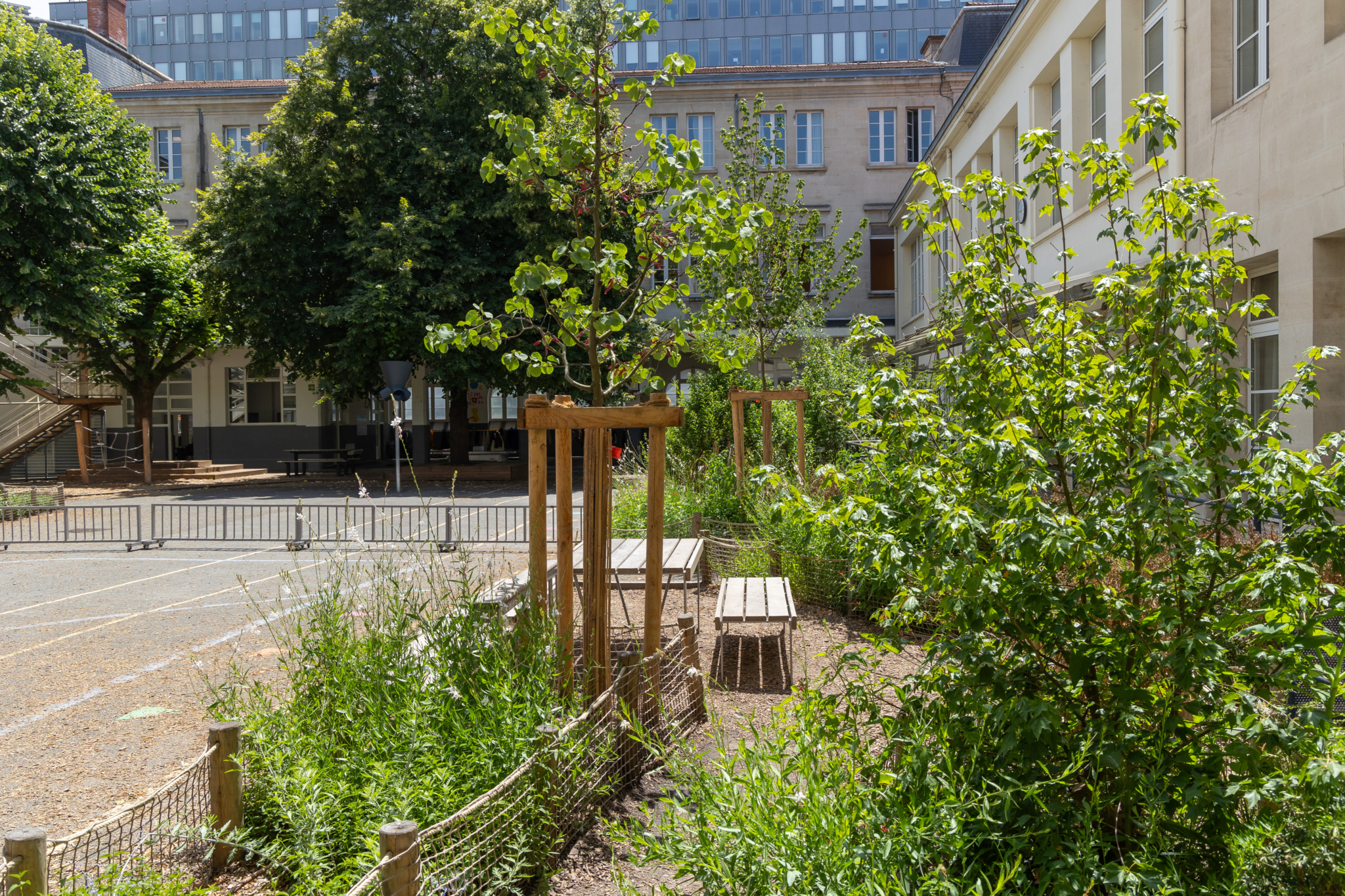 vue depuis la cour maternelle. Barrières amovibles séparant les cours maternelle et élémentaire
