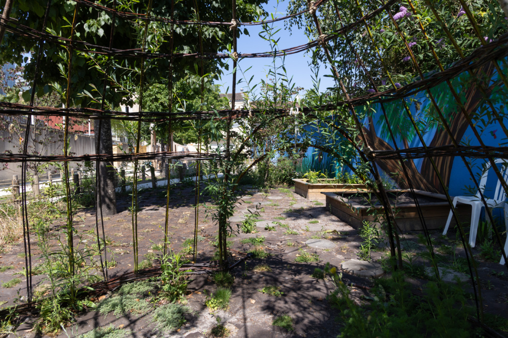 vue de l'intérieur d'une cabane en saule tressée