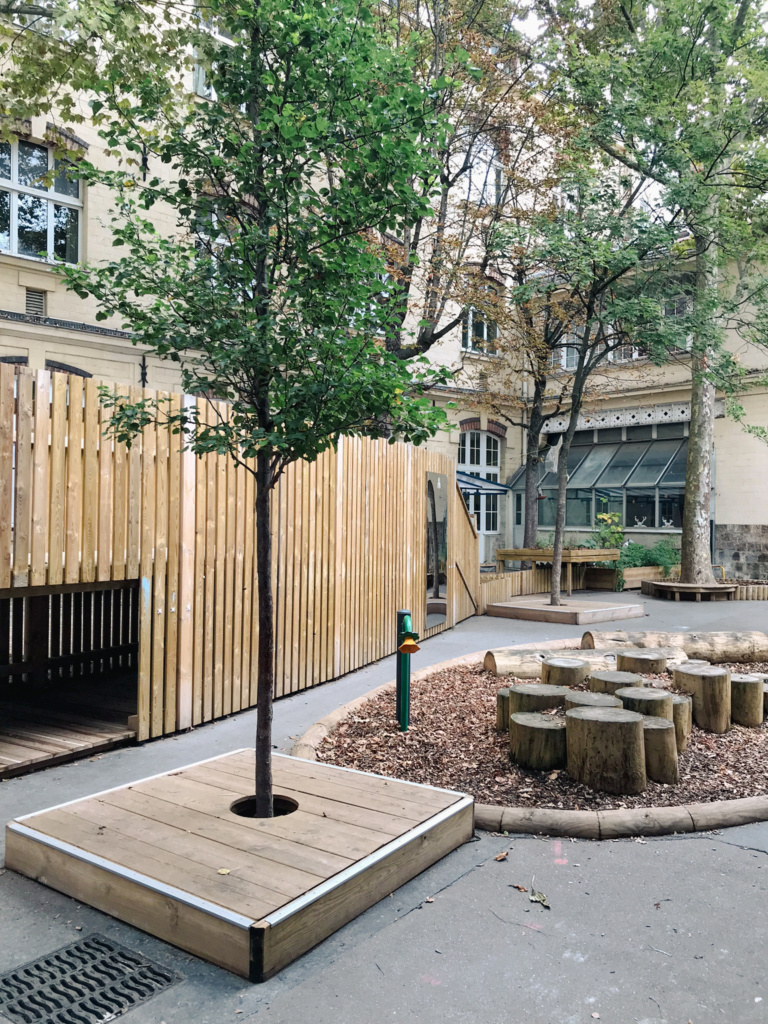 Cabane dans la structure et amphithéâtre en rondins côté maternelle
