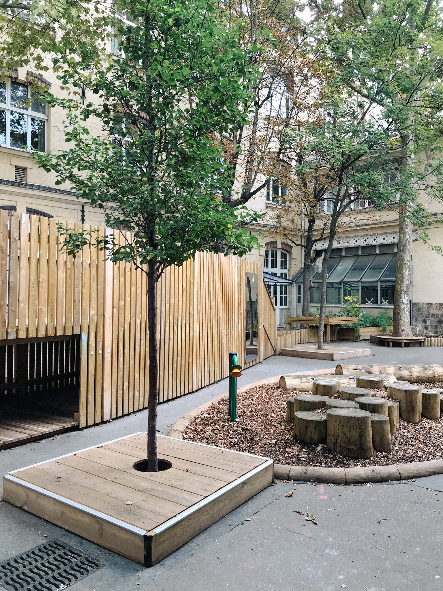 Cabane dans la structure et amphithéâtre en rondins côté maternelle