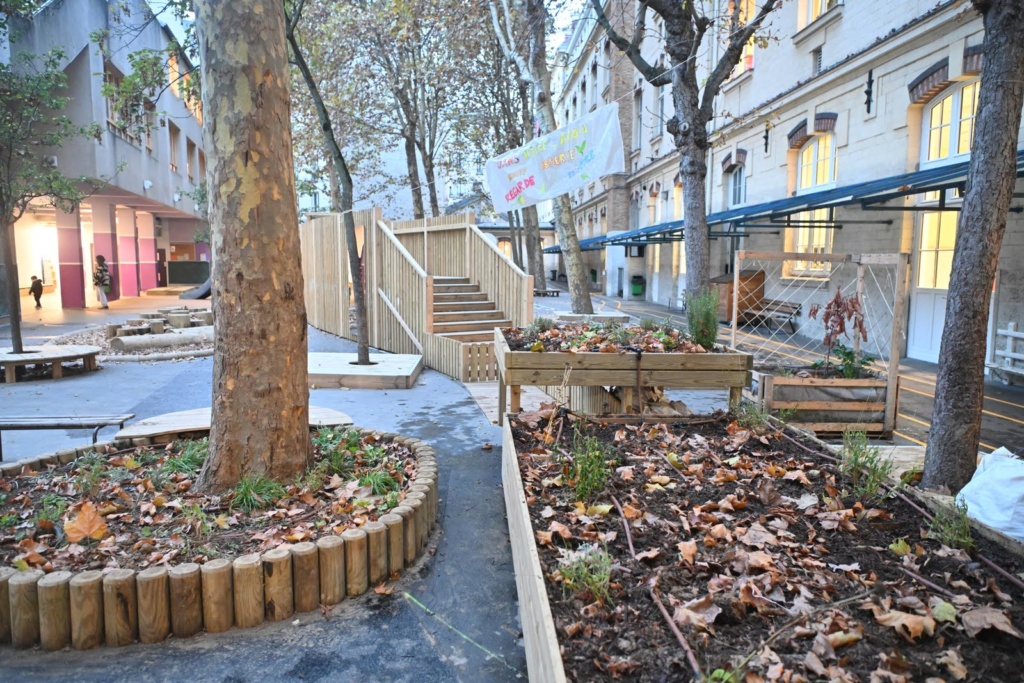 Un grand bac partagé entre les deux écoles permet aux enfants de jardiner face à face 