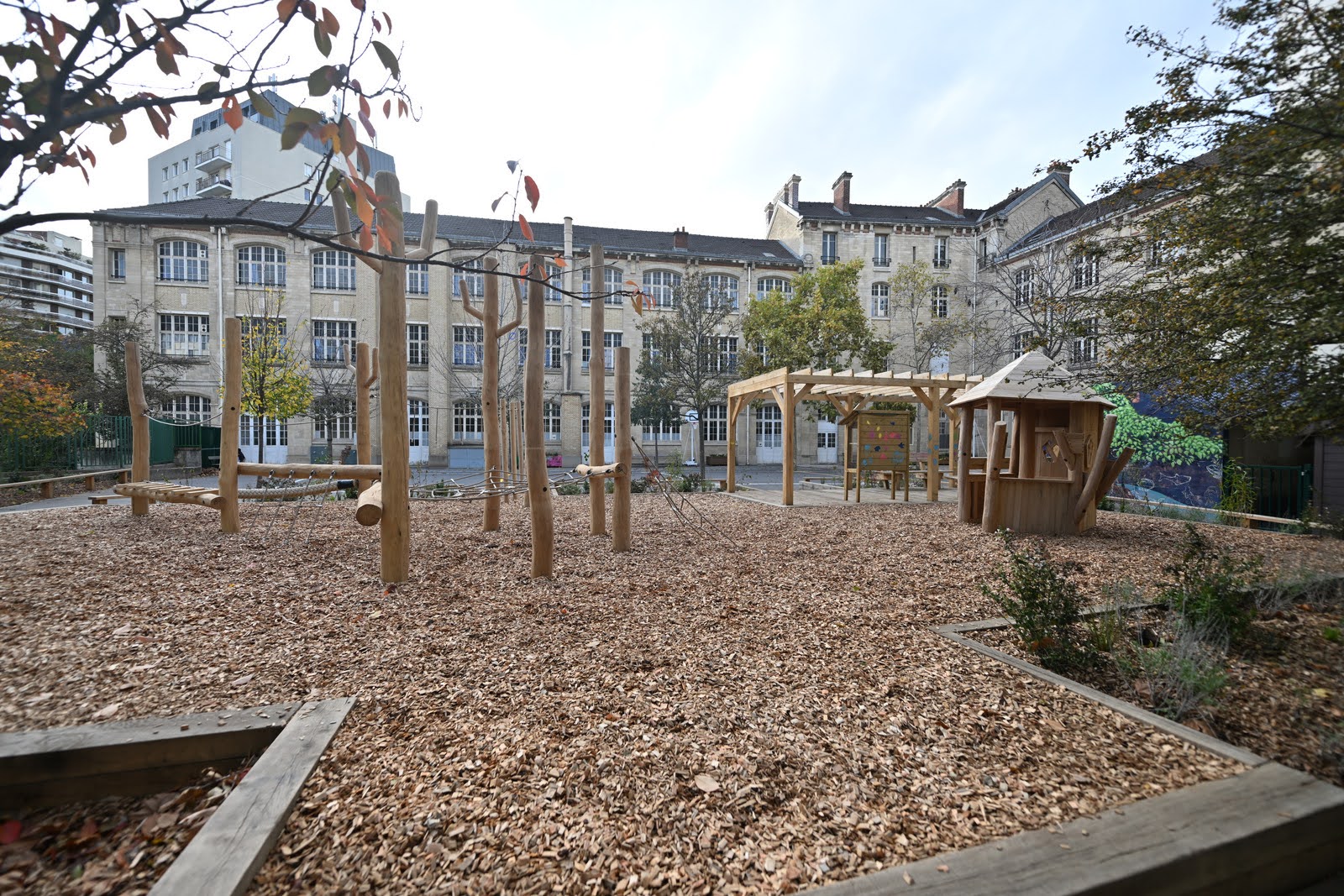 Cabane et grande pergola créent de nouveaux espaces de jeux 