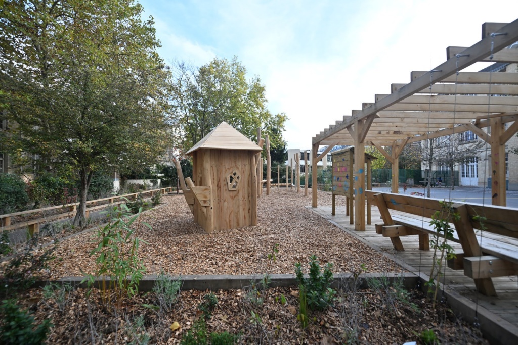 Des plantations bordent la zone en copeaux pour éviter leur dispersion