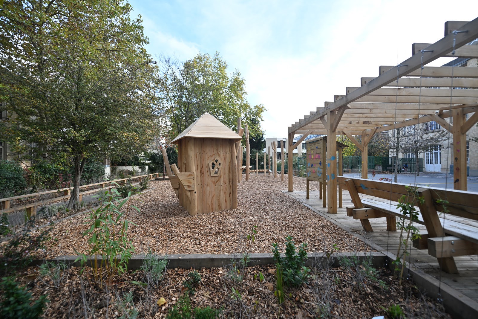 Des plantations bordent la zone en copeaux pour éviter leur dispersion