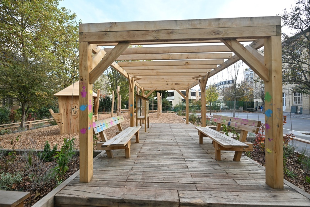 La pergola est un nouvel espace pour faire des activités ou la classe dehors. Une boîte à livre y est installée. 