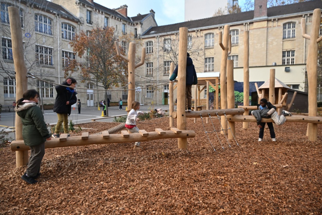 La nouvelle zone ludique avec la structure de grimpe et parcours 