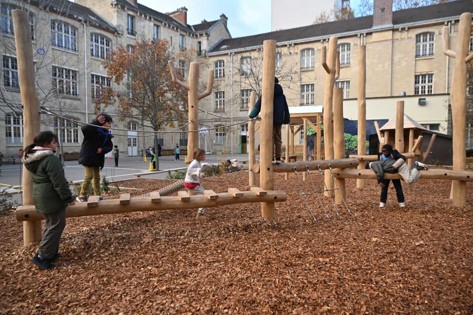 La nouvelle zone ludique avec la structure de grimpe et parcours 