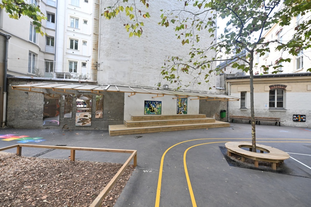 Sous le auvent existant un grand amphithéâtre permet de se rassembler abrité de la pluie 