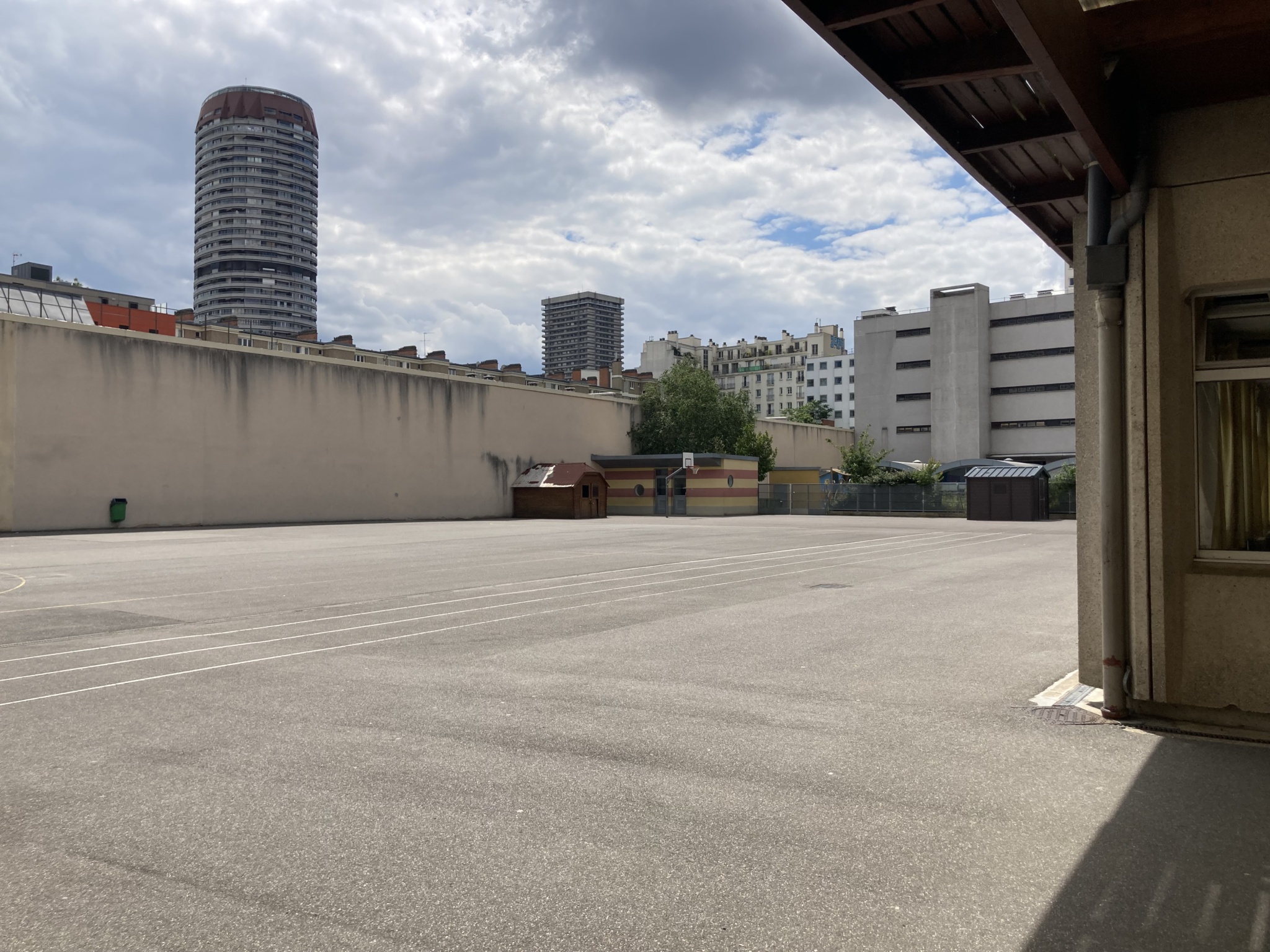 La cour avant les travaux