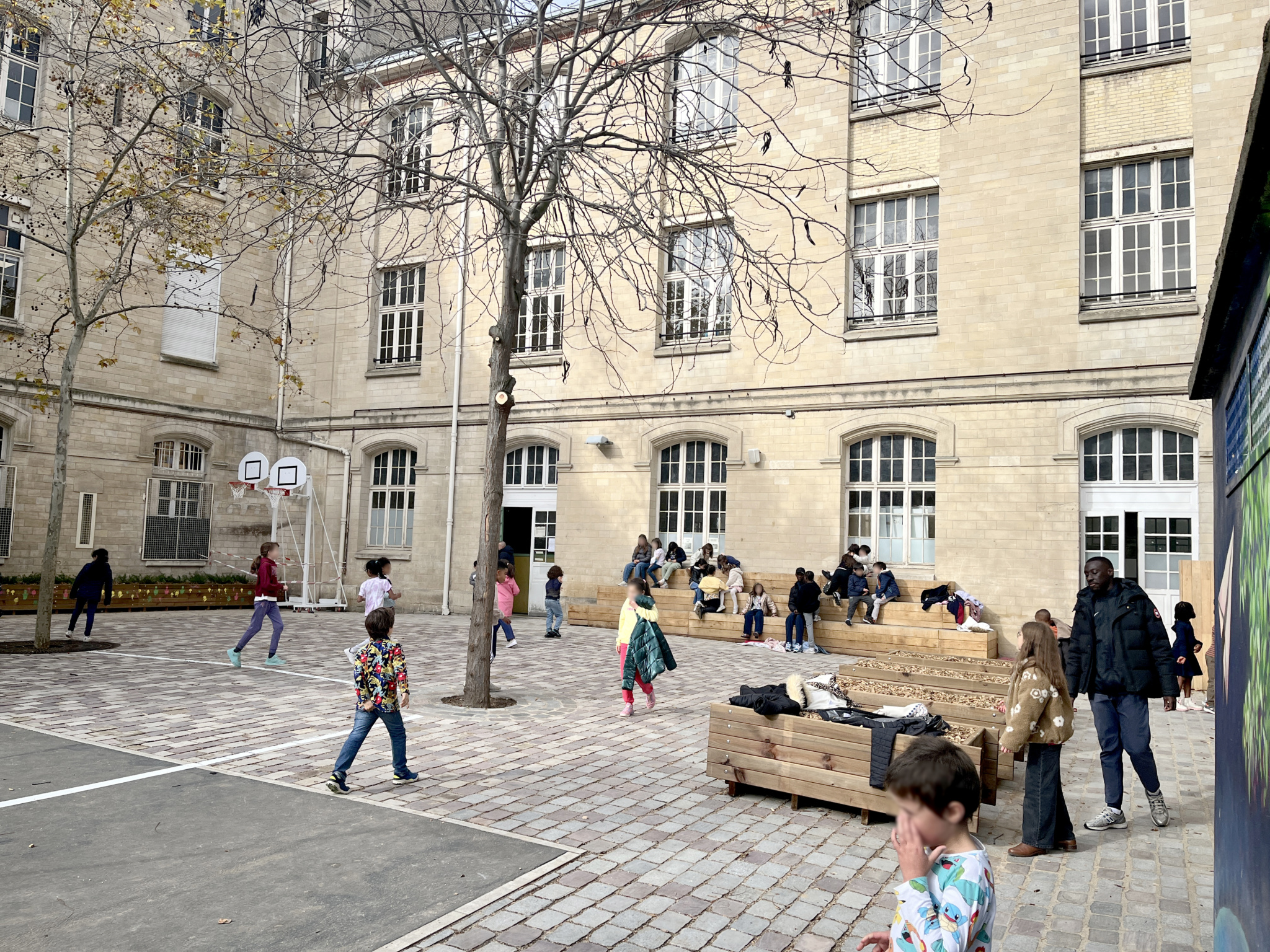 Espace calme avec gradins et jardin pédagogique