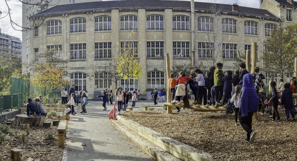 Un cheminement traverse l'espace de copeaux et permet un parcours autour de la cour pour la course ou le vélo 