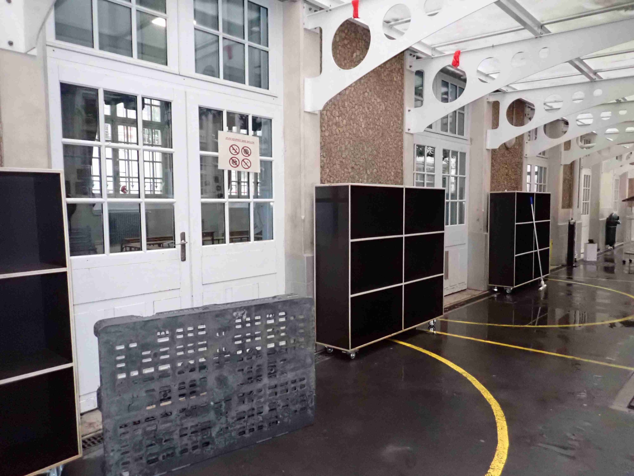 Armoires mises en places pour ranger les cartables qui envahissaient les couloirs et les circulations de l'école